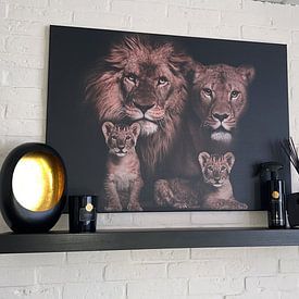 Photo de nos clients: famille de lions avec des petits par Bert Hooijer, sur toile