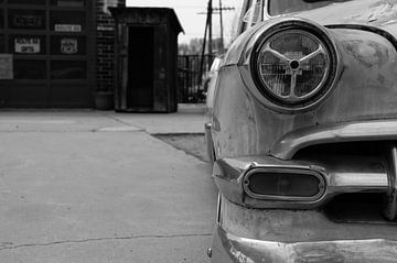 Vintage car on U.S. Route 66 in America USA by Deer.nl