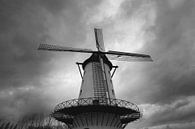 foto van de Molen "de goede hoop" in Menen met een dramatische wolkenlucht in zwart wit. B van Fotografie Krist / Top Foto Vlaanderen thumbnail