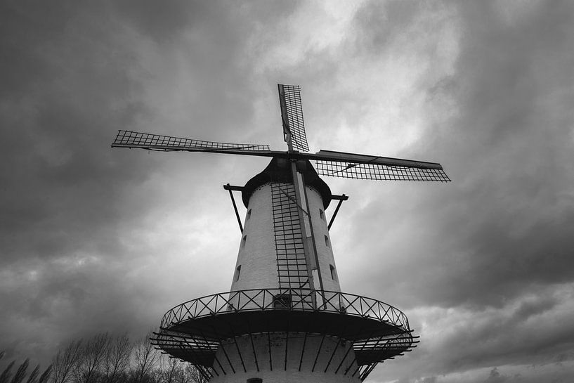 foto van de Molen "de goede hoop" in Menen met een dramatische wolkenlucht in zwart wit. B van Fotografie Krist / Top Foto Vlaanderen