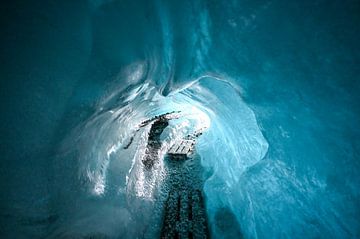 Grotte de glace dans le glacier Vatnajökull en Islande sur Mirjam Dolstra