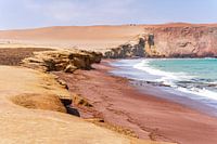 Playa Roja (rood strand) in Paracas, Peru