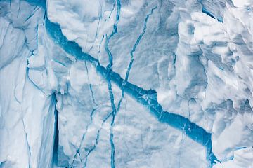 Detail van een breuk in een ijsschots in Groenland van Martijn Smeets