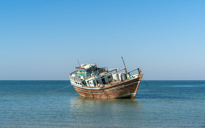 Dhow in de Arabische Zee van de kust van Oman van Jeroen Kleiberg