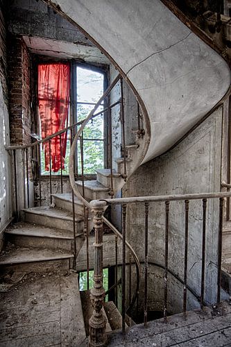 Trap met gescheurd gordijn
