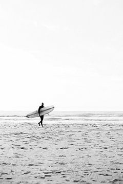 Surfer am Strand | Surfbrett | Meer | Schwarz-Weiß-Fotografie von Mirjam Broekhof
