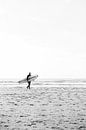 Surfer am Strand | Surfbrett | Meer | Schwarz-Weiß-Fotografie von Mirjam Broekhof Miniaturansicht