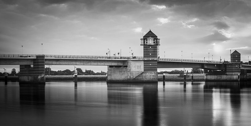 Panorama en noir et blanc sur le pont Jann-Berghaus par Henk Meijer Photography
