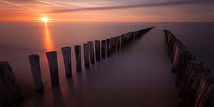 Zonsondergang met golfbrekers van Albert Mendelewski