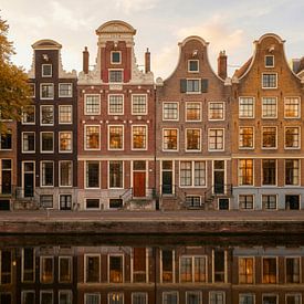 Maisons historiques au bord des canaux d'Amsterdam sur But First Framing