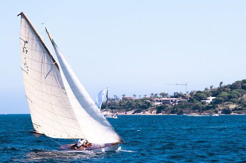 Weißes klassisches Segelboot während der Segelregatta