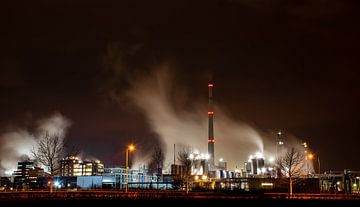 Panache de vapeur industrielle sur le campus de Chemelot à Geleen sur Dorus Marchal