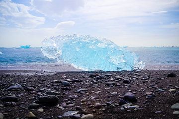 IJsbergen smelten op het zwarte diamantstrand in IJsland van MPfoto71