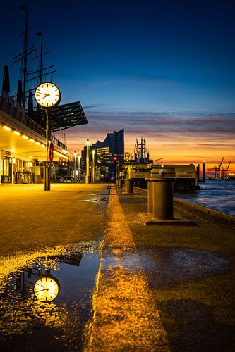 Sonnenaufgang an den Hamburger Landungsbrücken von Nils Steiner