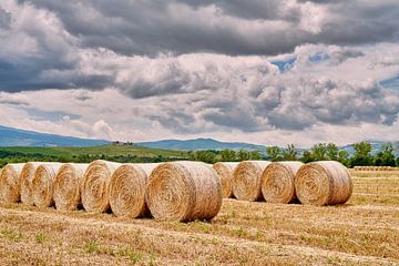 Hooibalen in het Toscaanse landschap van eric van der eijk