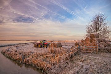 Ochtendgloren; Deze boer was al vroeg aan het werk op deze mooie winterse dag met de rijp nog op de velden. van Alex van den Akker