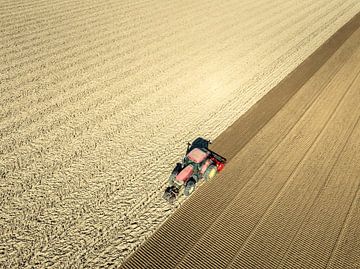 Tractor bewerkt de grond in de lente van bovenaf gezien van Sjoerd van der Wal Fotografie