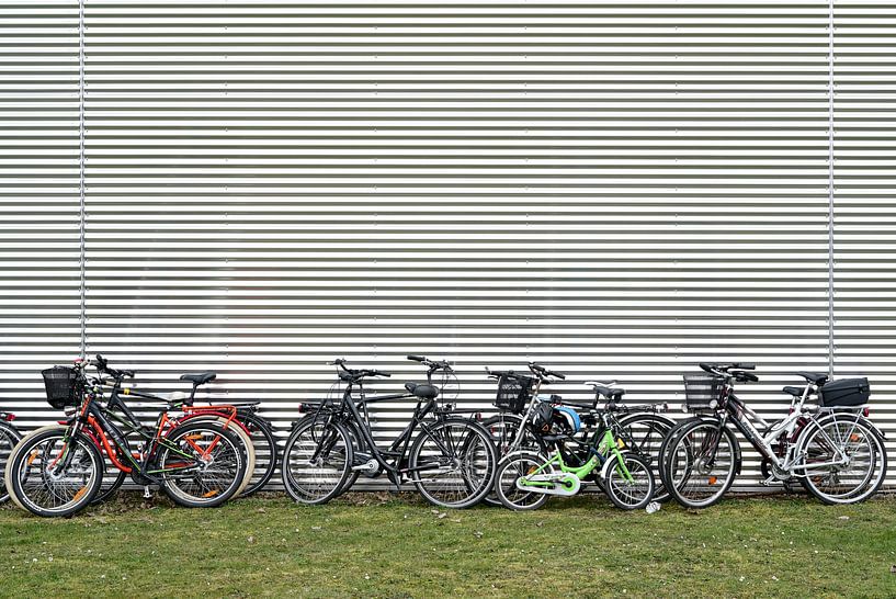 Fahrräder an einer Fassade von Heiko Kueverling