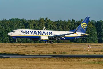 Le Boeing 737-8-200 Max de Ryanair atterrit à Eindhoven. sur Jaap van den Berg