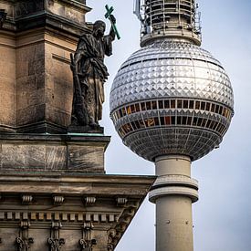 Detail des Berliner Doms mit dem Fernsehturm im Hintergrund von Arie de Korte