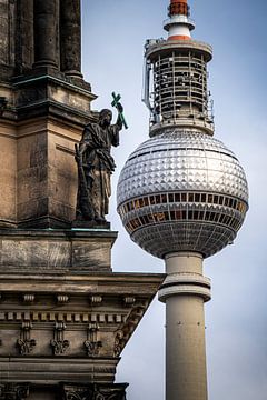 Detail van Berlijnse Dom met de Fernsehturm op de achtergrond van Arie de Korte