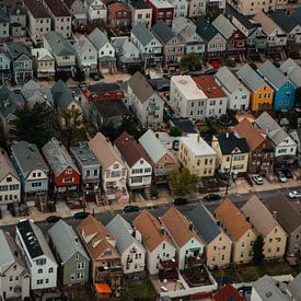 Een huizenrij in New York City vanuit de lucht gefotografeert (luchtfot, Verenigde Staten van Amerik van Sharon Kastelijns