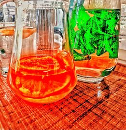 Pop-Art-Stillleben: Glas Wasser mit Orange und Minze