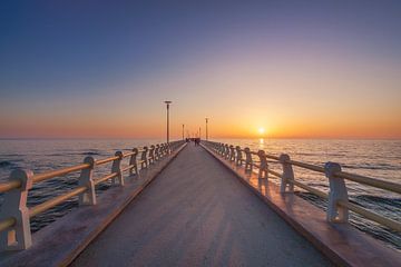 Forte dei Marmi Pier bij Gouden Zonsondergang van Stefano Orazzini