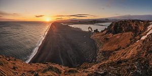 Péninsule de Dyrhólaey en Islande au coucher du soleil