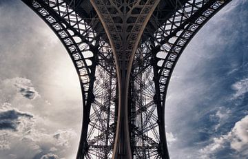 Ein Detail des Eiffelturms von Nico Garstman
