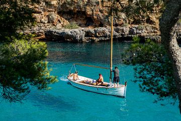Segelboot in einer malerischen Bucht auf Mallorca vor einer Felswand im Hintergrund