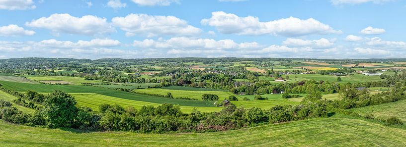 Drone panorama van de Zuid-Limburgse heuvels bij Vaals van John Kreukniet