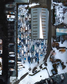 Photo aérienne de bateaux en hivernage sous la neige aux Pays-Bas sur Ewold Kooistra