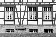 Lijnen van vakwerkhuis in Monschau, Eifel, Duitsland van Jochem Oomen thumbnail