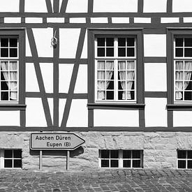 Lijnen van vakwerkhuis in Monschau, Eifel, Duitsland van Jochem Oomen