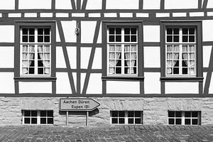 Lignes de la maison à colombages à Monschau, Eifel, Allemagne sur Jochem Oomen