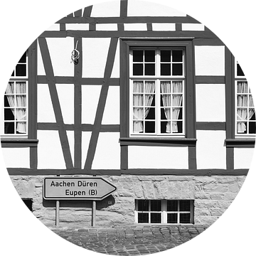 Lijnen van vakwerkhuis in Monschau, Eifel, Duitsland van Jochem Oomen