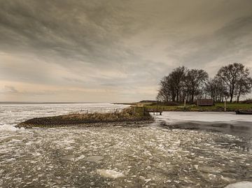 Kruiend ijs voor de kust van Laaxum van Marianne Dirix