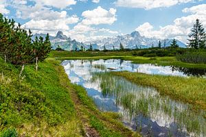 Berglandschaft "Ven mit Spiegelung" von Coen Weesjes