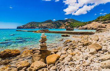 Prachtig uitzicht op het strand van de baai in Camp de Mar op Mallorca van Alex Winter