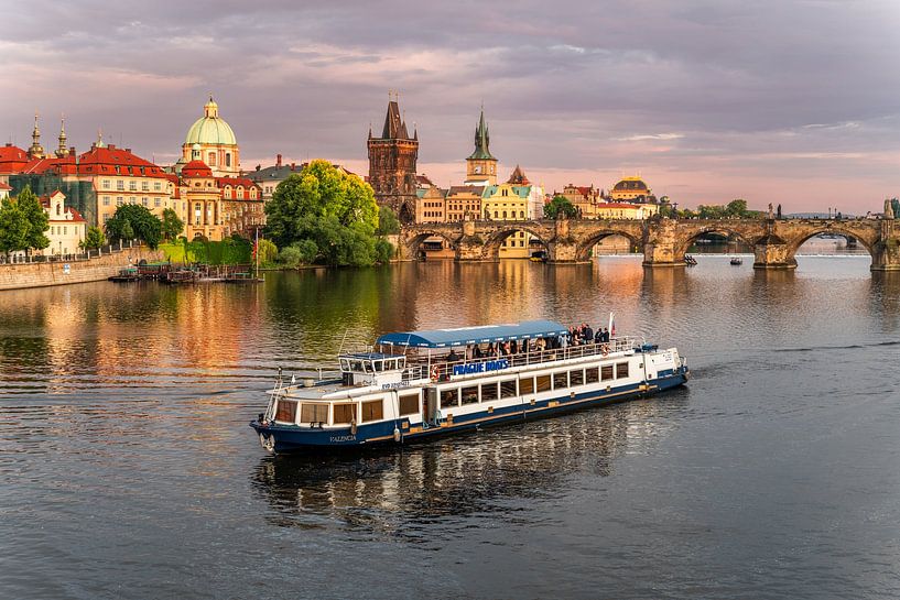 Boot auf der Moldau vor der Karlsbrücke in Prag (0168) von Reezyard
