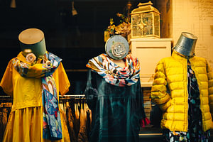 Skurriles Schaufenster – Schaufensterpuppen mit Eimern und Tüchern