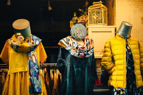 Eigenzinnige Etalage – Modepoppen met Emmers en Sjaals