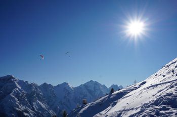 Paragliders boven de bergtoppen van de Stubaier Alpen (Tirol, Oostenrijk)