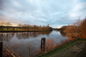 Schemering met zonsondergang op de Ems
