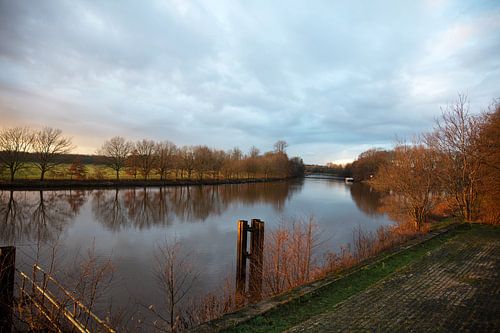 Schemering met zonsondergang op de Ems