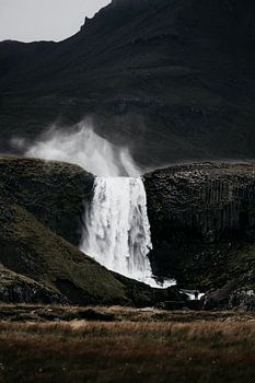 Chute d'eau puissante dans le paysage de Snaefellsnes en Islande&quot ;, Nordic.