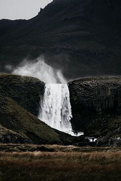 Krachtige waterval in IJslandse Snaefellsnes landschap, Nordic. van Funky Lemons