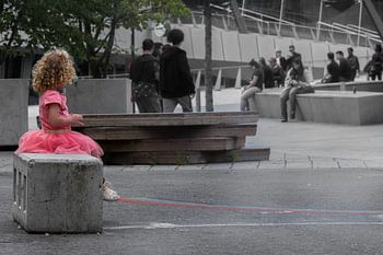 Klein meisje in de grote stad