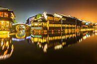 Historische Wasserstadt Wuzhen nachts von Chris Stenger Miniaturansicht